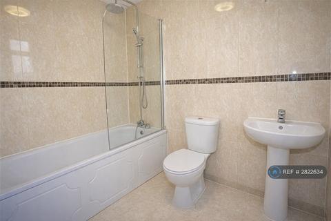 2 bedroom flat to rent, High St, Ilford, IG6