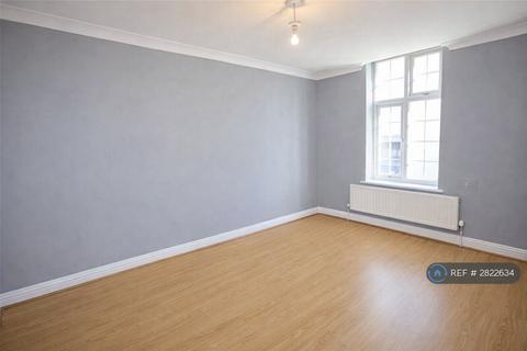 2 bedroom flat to rent, High St, Ilford, IG6