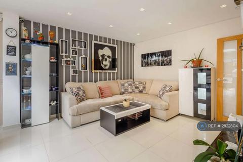 undefined, Springvale Avenue, Brentford, TW8