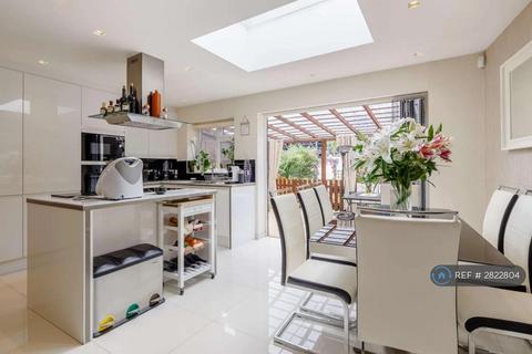 undefined, Springvale Avenue, Brentford, TW8