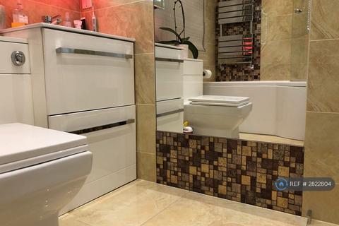 undefined, Springvale Avenue, Brentford, TW8