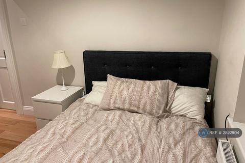 undefined, Springvale Avenue, Brentford, TW8