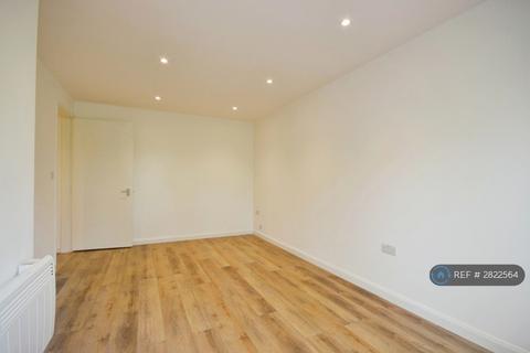 2 bedroom flat to rent, Curtis Drive, London, W3