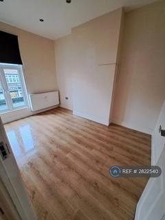 2 bedroom flat to rent, Streatham Road, Mitcham, CR4