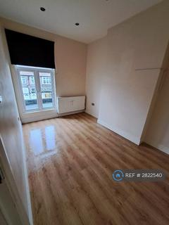 2 bedroom flat to rent, Streatham Road, Mitcham, CR4