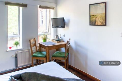 Studio to rent, Mapesbury Road, London, NW2