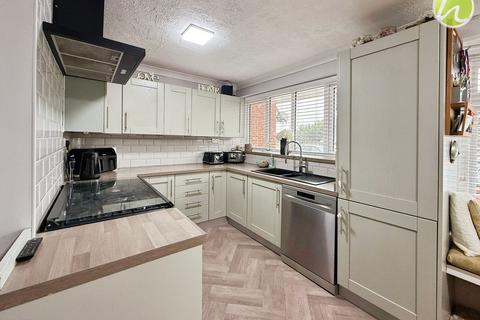 4 bedroom semi-detached house for sale, Brampton Close, Corringham, SS17