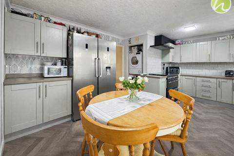 4 bedroom semi-detached house for sale, Brampton Close, Corringham, SS17