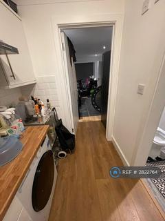 Studio to rent, Myddelton Road, London, N8