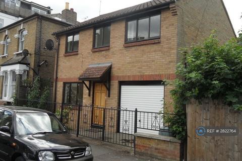 Studio to rent, Myddelton Road, London, N8