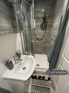 Studio to rent, Myddelton Road, London, N8