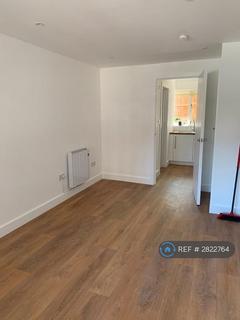 Studio to rent, Myddelton Road, London, N8