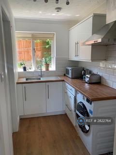 Studio to rent, Myddelton Road, London, N8