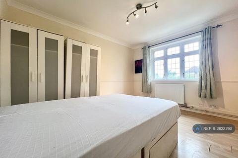 2 bedroom flat to rent, Eastern Avenue, Ilford, IG2