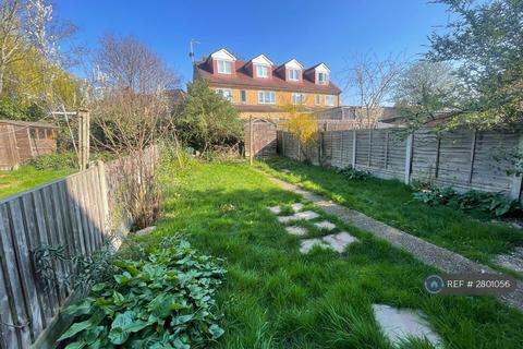 3 bedroom terraced house to rent, Manford Way, Chigwell, IG7