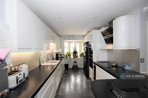 3 bedroom semi-detached house to rent, Windermere Gate, Bracknell, RG12