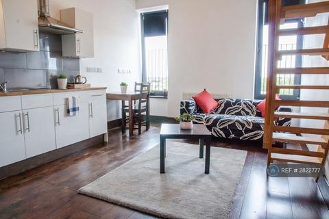 Studio to rent, Edgware Road, London, NW2