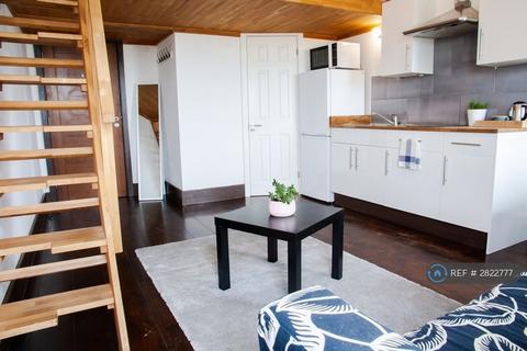 Studio to rent, Edgware Road, London, NW2