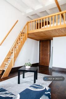 Studio to rent, Edgware Road, London, NW2