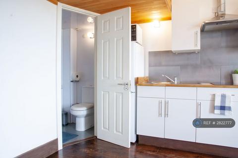 Studio to rent, Edgware Road, London, NW2
