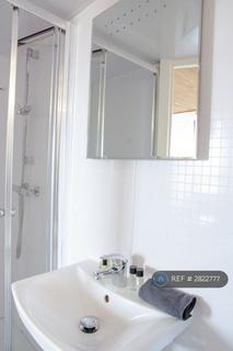 Studio to rent, Edgware Road, London, NW2