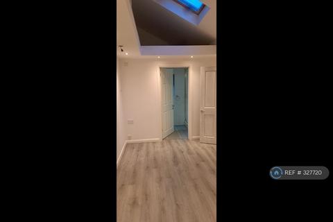 Studio to rent, Holmcrot, Crawley, RH10