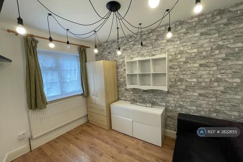 4 bedroom semi-detached house to rent, Canham Gardens, Hounslow, TW4