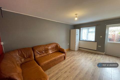 4 bedroom semi-detached house to rent, Canham Gardens, Hounslow, TW4