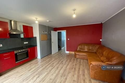 4 bedroom semi-detached house to rent, Canham Gardens, Hounslow, TW4