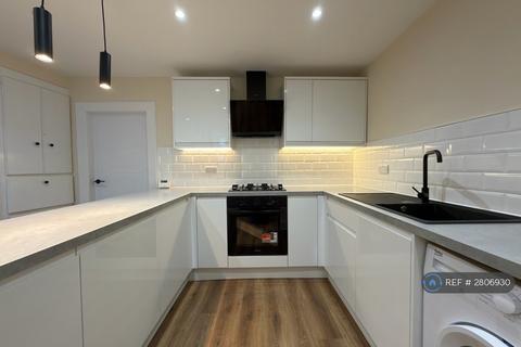 3 bedroom flat to rent, Moss St, Paisley, PA1