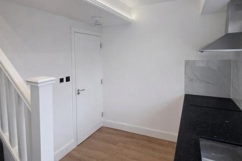 Studio to rent, Banstock Road, Edgware