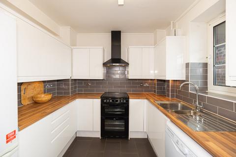 4 bedroom flat for sale, Tilson Gardens, London, SW2