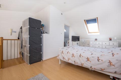 1 bedroom end of terrace house to rent, Richmond Road Twickenham TW1