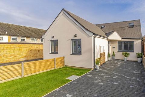 3 bedroom bungalow to rent, Hazel Way, Fetcham