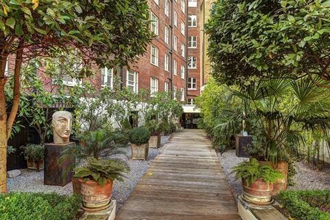 Studio to rent, Hill Street, Mayfair, W1J