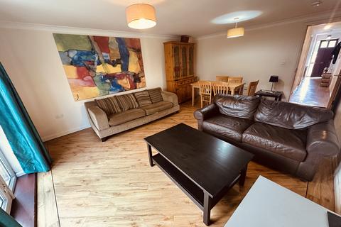 2 bedroom terraced house to rent, Park Road, London N11