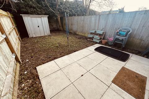 2 bedroom terraced house to rent, Park Road, London N11