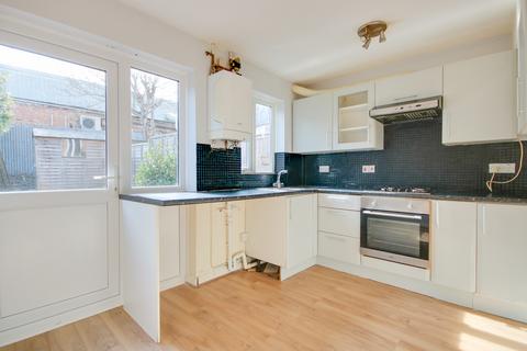 2 bedroom end of terrace house for sale, SHOLING! NO CHAIN! CUL-DE-SAC LOCATION!