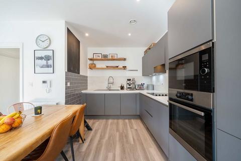 3 bedroom flat for sale, Medawar Drive, London NW7