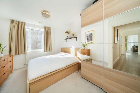 3 bedroom flat for sale, Medawar Drive, London NW7