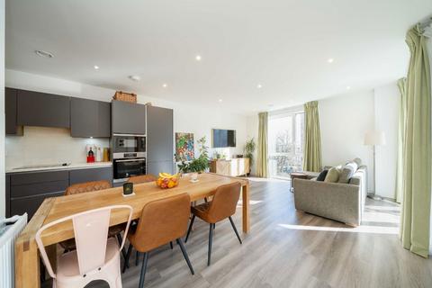3 bedroom flat for sale, Medawar Drive, London NW7