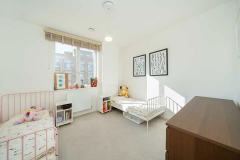 3 bedroom flat for sale, Medawar Drive, London NW7