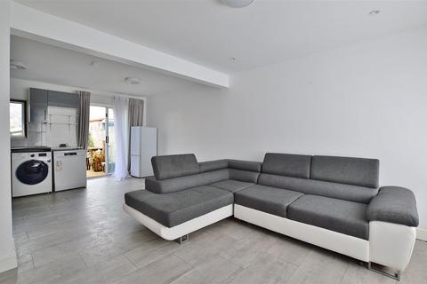 2 bedroom semi-detached house to rent, Salt Hill Way, Slough