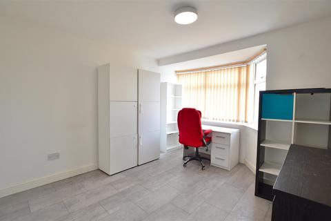 2 bedroom semi-detached house to rent, Salt Hill Way, Slough