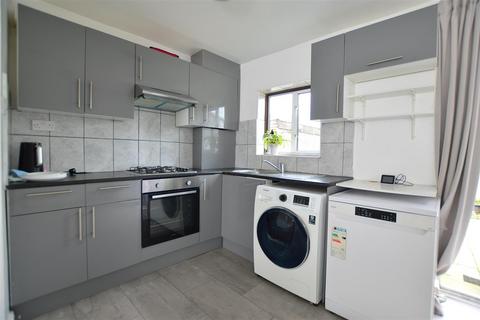 2 bedroom semi-detached house to rent, Salt Hill Way, Slough