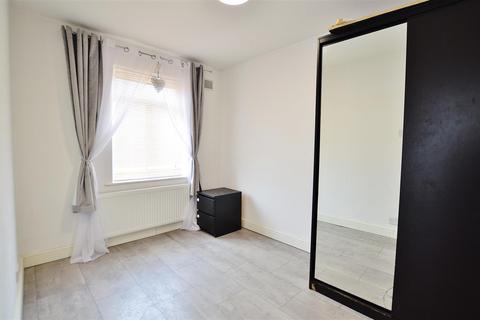 2 bedroom semi-detached house to rent, Salt Hill Way, Slough