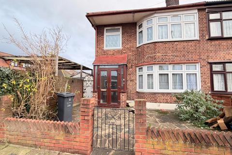 3 bedroom terraced house to rent - Romford, RM6