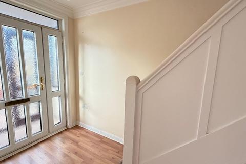 3 bedroom terraced house to rent, Romford, RM6