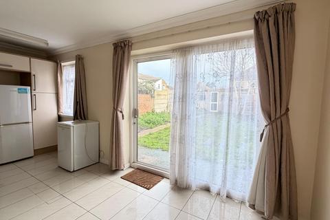 3 bedroom terraced house to rent, Romford, RM6