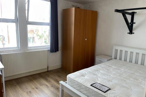 2 bedroom flat to rent, Longley Road, LONDON